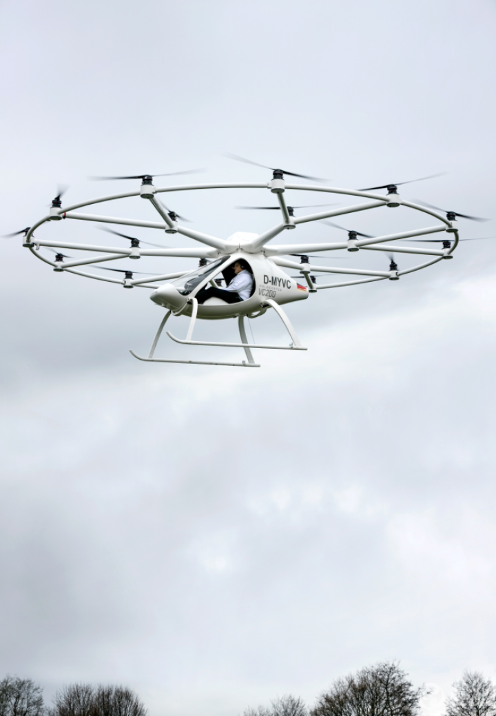 炫酷！18旋翼電動直升機完成首次載人飛行。by Nikolay Kazakov