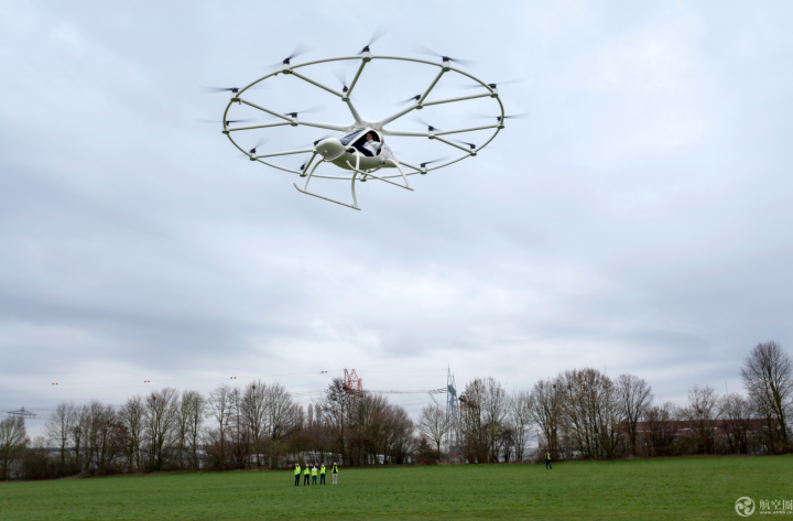 炫酷！18旋翼電動直升機完成首次載人飛行。by Nikolay Kazakov