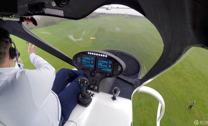 炫酷！18旋翼電動直升機完成首次載人飛行。by Nikolay Kazakov