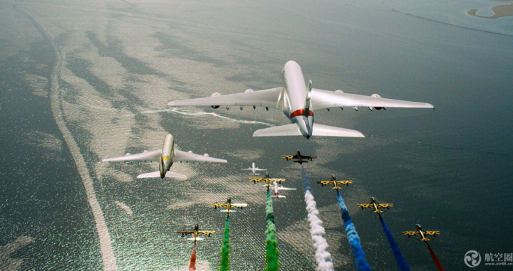 為了慶祝阿聯(lián)酋建國47周年，阿聯(lián)酋航空、阿提哈德航空、flydubai和Air Arabia與阿聯(lián)酋空軍騎士特技飛行表演隊(duì)2018年12月2日天上演了一場精彩的編隊(duì)飛行，場面壯觀，非常震撼。