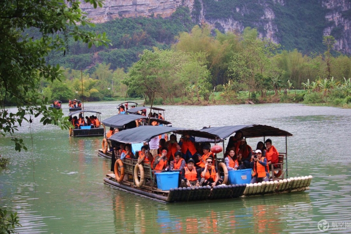 游客乘船游覽明仕田園