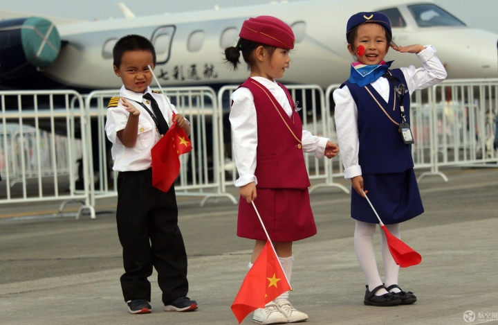 國慶節小朋友攜國旗穿制服扮空姐逛四川航展