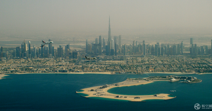 為了慶祝阿聯(lián)酋建國47周年，阿聯(lián)酋航空、阿提哈德航空、flydubai和Air Arabia與阿聯(lián)酋空軍騎士特技飛行表演隊(duì)2018年12月2日天上演了一場精彩的編隊(duì)飛行，場面壯觀，非常震撼。