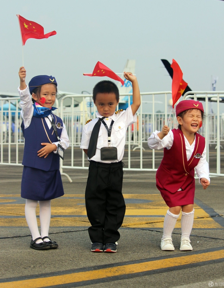 國慶節小朋友攜國旗穿制服扮空姐逛四川航展