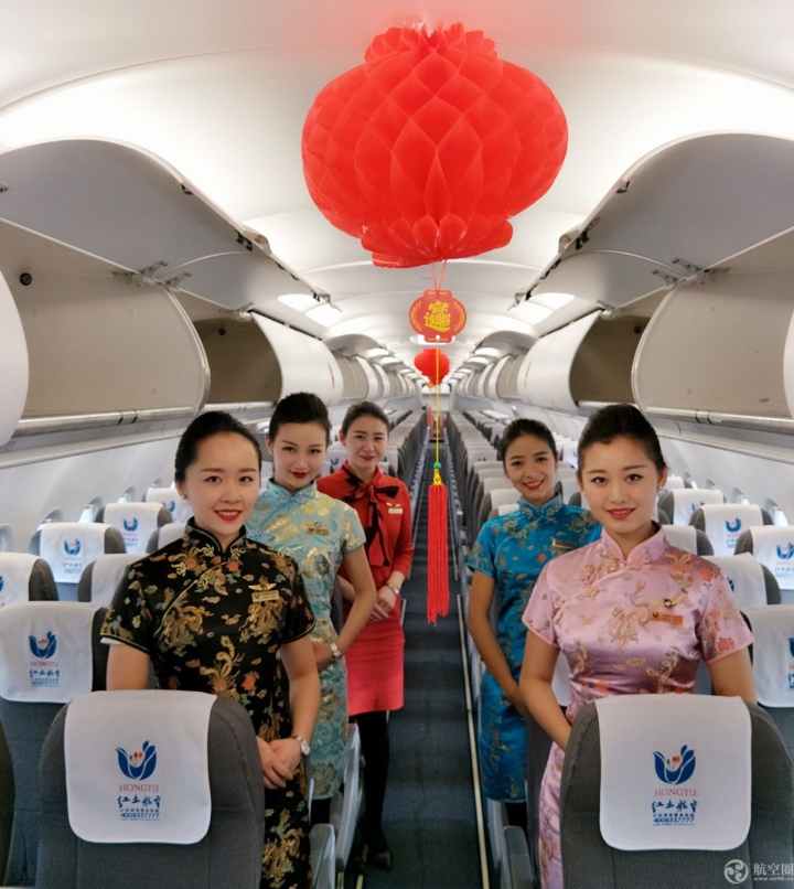 紅航空姐身著旗袍送新春祝福  