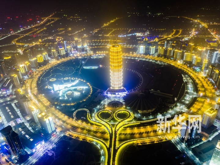 500米高空下的鄭州CBD（3月1日21點(diǎn)攝）