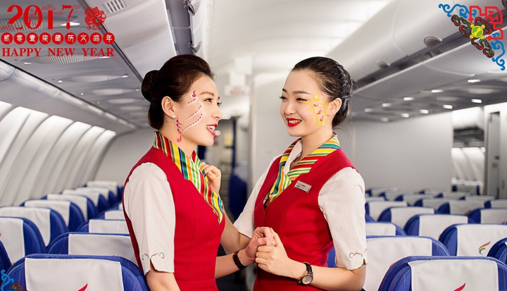 西藏航空美女空姐臉上繪富有時尚氣息的“吉祥八寶”慶祝藏歷新年 