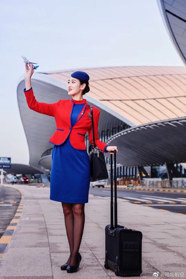  9月24日，河北航空發布第三代空乘制服。