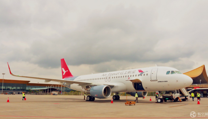 9月20日，云南紅土航空第五架飛機(jī)抵達(dá)昆明并投入運(yùn)營(yíng)，新飛機(jī)采用了新LOGO、新噴涂，與此同時(shí)，紅航全新乘務(wù)制服正式啟用。