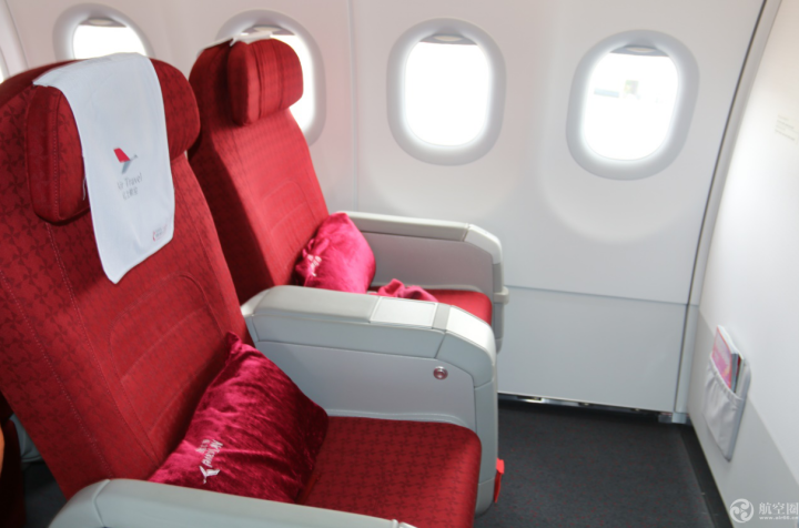 9月20日，云南紅土航空第五架飛機(jī)抵達(dá)昆明并投入運(yùn)營(yíng)，新飛機(jī)采用了新LOGO、新噴涂，與此同時(shí)，紅航全新乘務(wù)制服正式啟用。