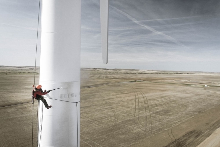 加拿大阿爾伯塔南部風(fēng)力渦輪機(jī)上的一名正在工作的工人。