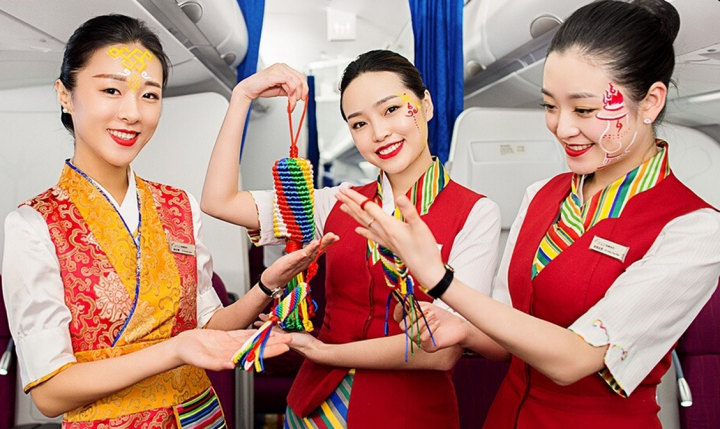 西藏航空美女空姐臉上繪富有時尚氣息的“吉祥八寶”慶祝藏歷新年 